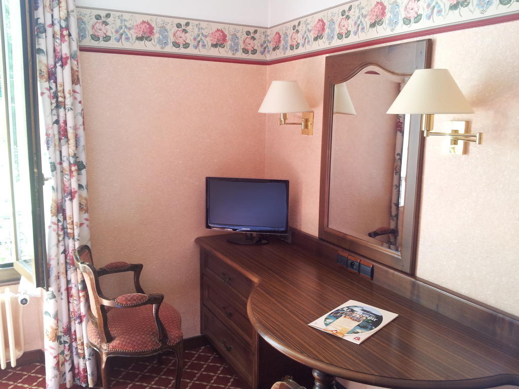 Aux Meubles Du Manoir Aparthotel Aix-les-Bains Bilik gambar